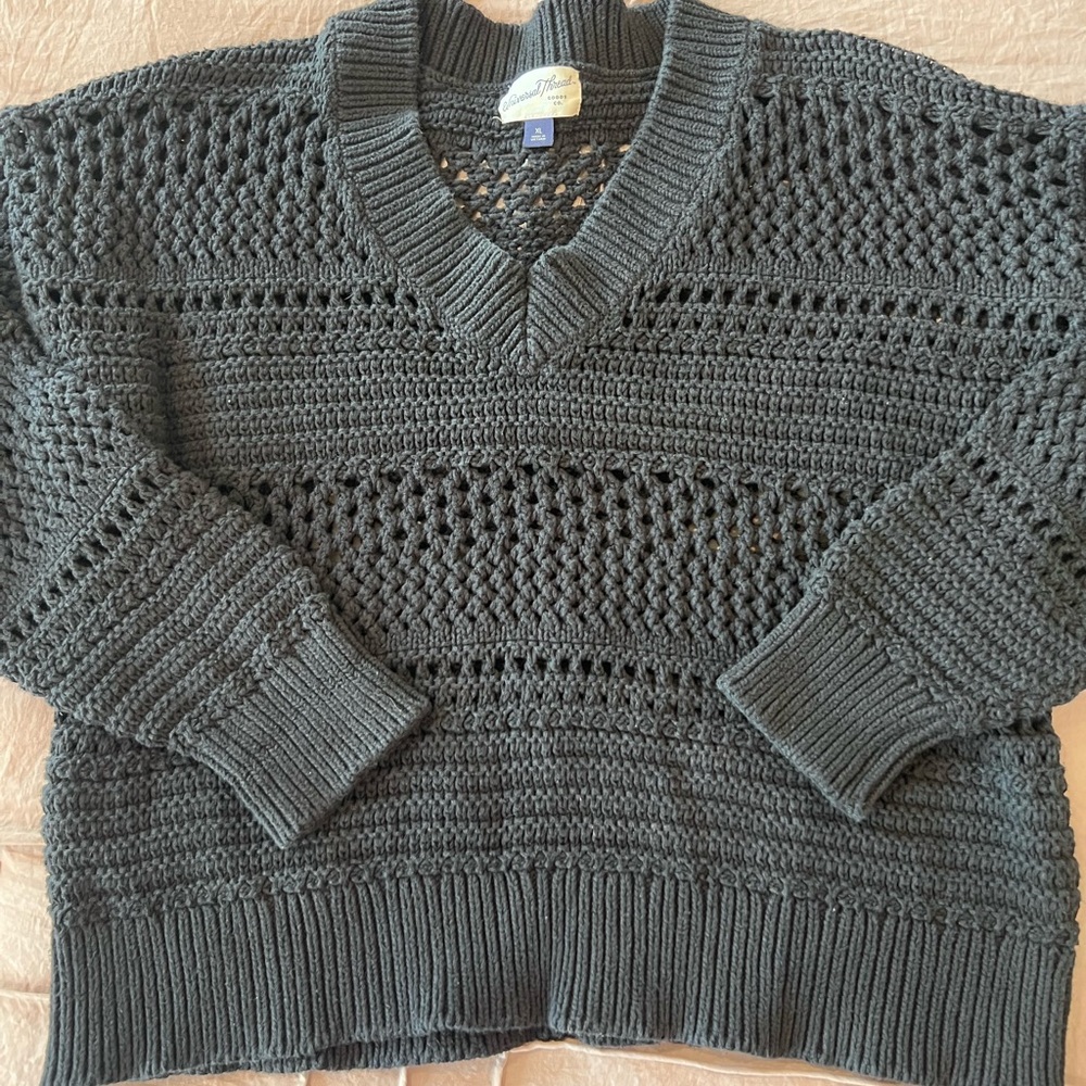 Universal Thread black V-Neck Sweater crop
